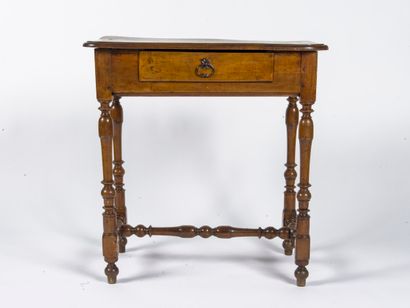 Table d'appoint en bois naturel mouluré ouvrant...