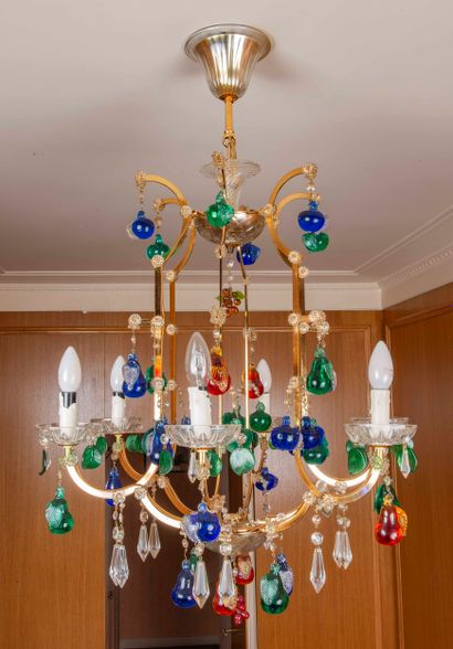 Lustre corbeille en métal doré et pendeloques...