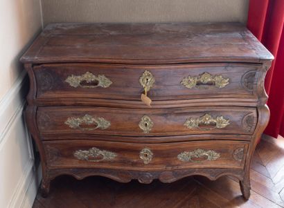 Commode tombeau galbée en bois naturel mouluré...
