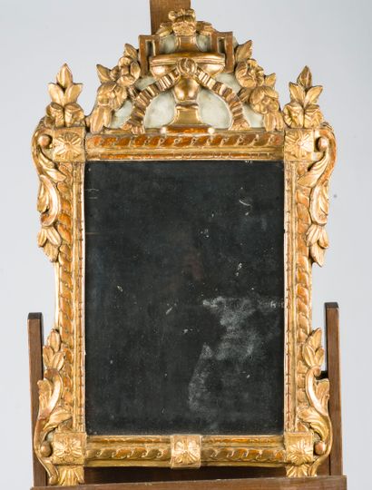 Miroir en bois sculpté laqué vert et doré,...