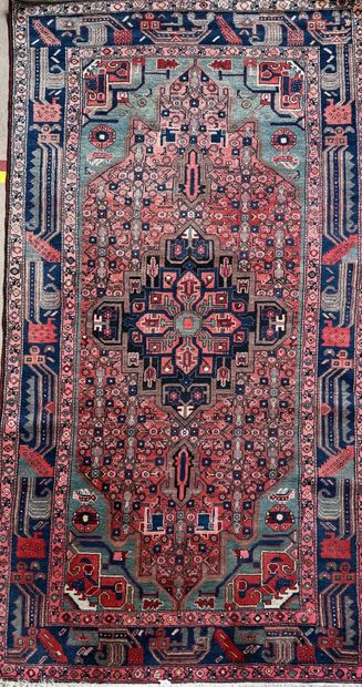Iran 
Tapis en laine Sanghor 
Dim.: 290 x...