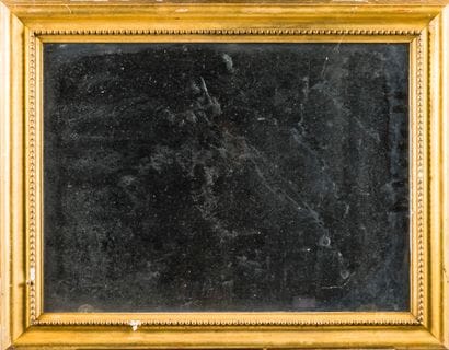 Miroir en bois et stuc doré à décor de frises...