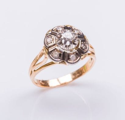 Bague fleur en or jaune 18 carats (750 millièmes)...