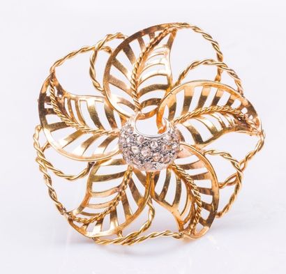 Broche couronne de feuillage en or jaune...