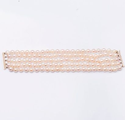 Bracelet cinq rangs de perles de culture...
