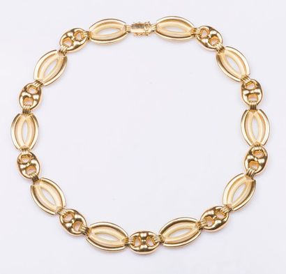 Collier en or 18 carats (750 millièmes) alternant...