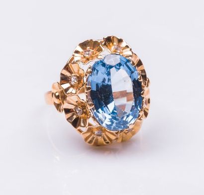 Bague en or jaune sertie d'une pierre bleue...