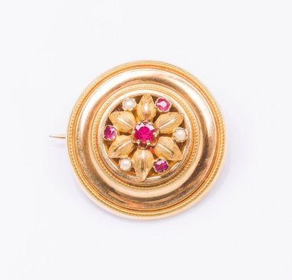 Petite broche de revers en or jaune 18 carats...