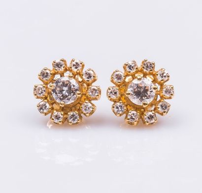 Paire de boutons d'oreilles fleur en or jaune...