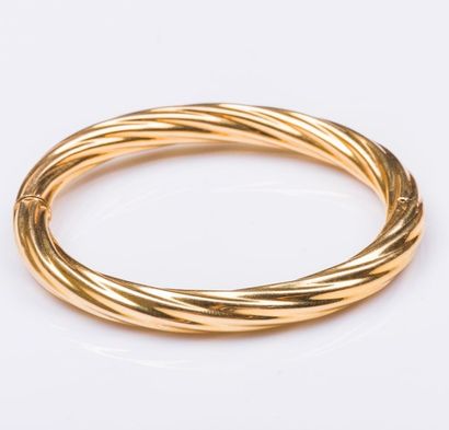 Bracelet rigide ouvrant en or jaune 18 carats...