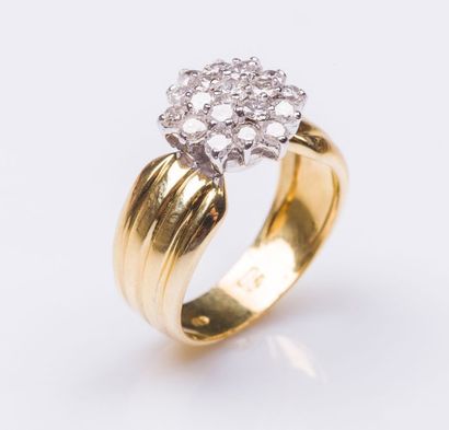 Bague fleur en or jaune et or gris 18 carats...