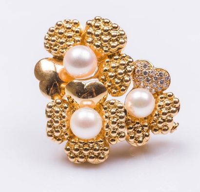 FRED
Broche clip fleur en or jaune 18 carats...