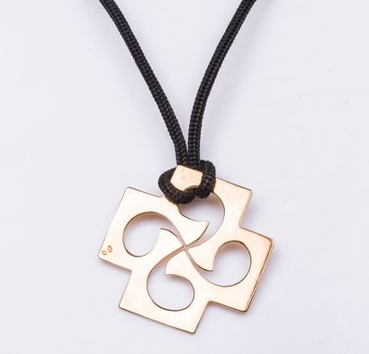 Pendentif croix basque dite Lauburu en or...