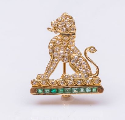 Broche lion héraldique en or jaune 18 carats...
