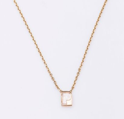 Collier formé d'une chaîne et un pendentif...