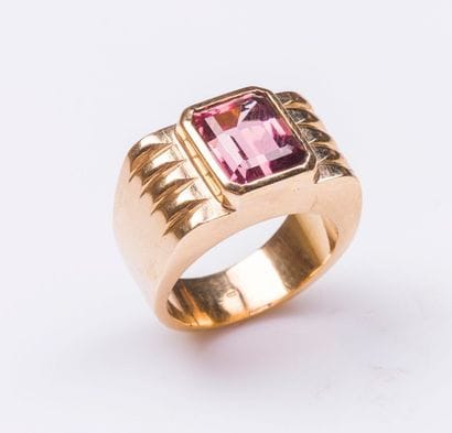 Bague de forme chevalière en or jaune 18...