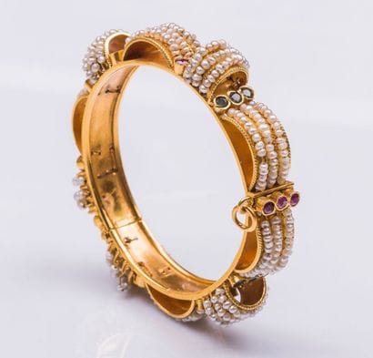 Bracelet rigide ouvrant en or jaune 18 carats...