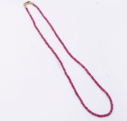 Collier de rubis facettés. Fermoir en or...