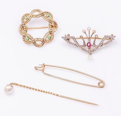 Lot comprenant: Une broche couronne ajourée...