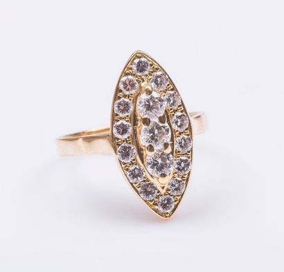 Bague navette en or jaune 18 carats sertie...