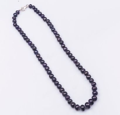 Collier de boules de corindon en chute. Fermoir...