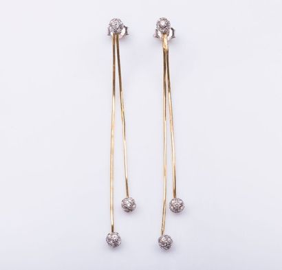 Paire de pendants d'oreilles en or jaune...