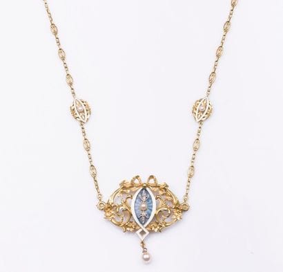 Collier formé d'une chaîne et d'un pendentif...
