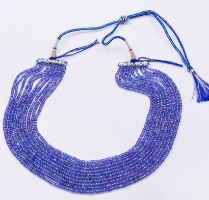 Collier de dix rangs de tanzanites facettées....