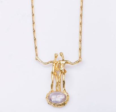 Collier formé d'une chaîne et d'un pendentif...