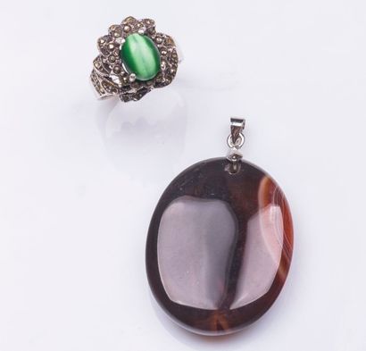 Lot comprenant une bague en argent sertie...