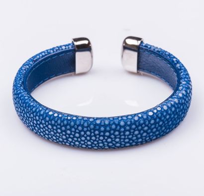 Bracelet jonc ouvert recouvert de galuchat...
