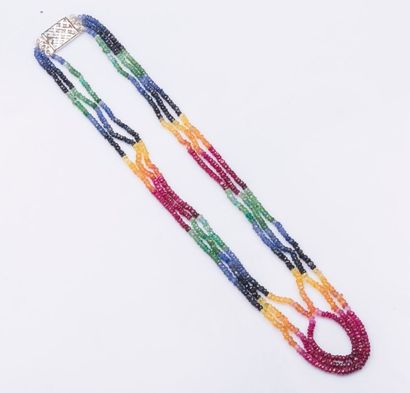 Collier tutti fruti de trois rangs de corindons...
