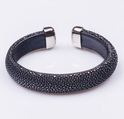 Bracelet jonc ouvert recouvert de galuchat...