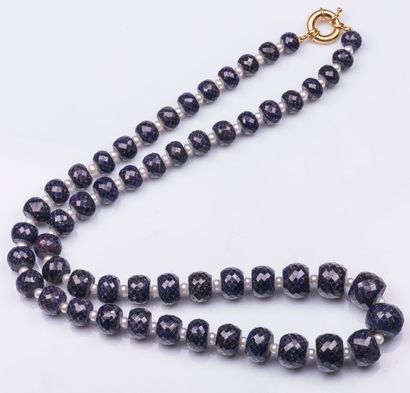 Collier en chute de perles de corindons facettés...