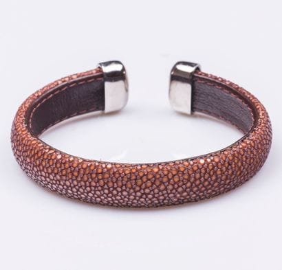 Bracelet jonc ouvert recouvert de galuchat...