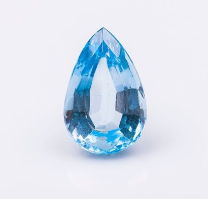 Une topaze bleue de forme poire pesant 19,41...