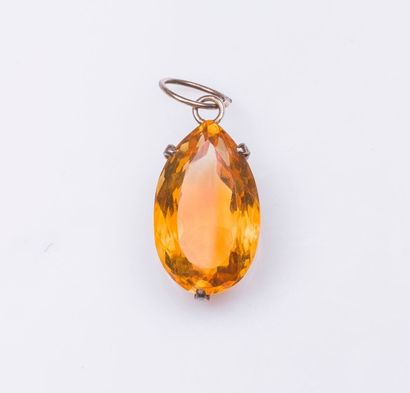 Une citrine de forme poire d'environ 9,60...