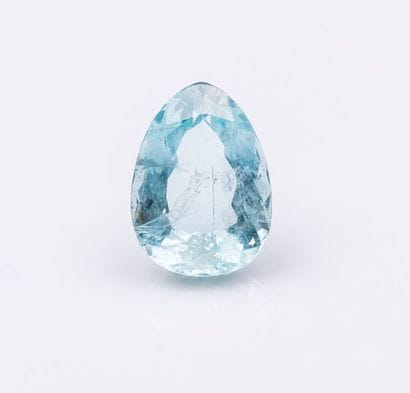 Une aigue-marine de forme poire pesant 9,78...
