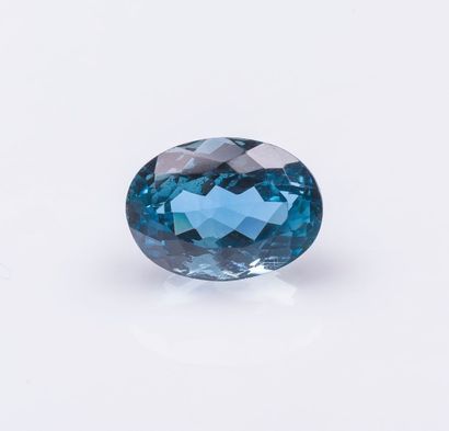 Une topaze bleue ovale pesant 10,34 cara...