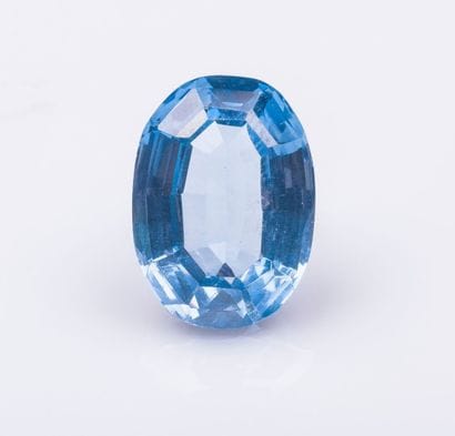 Une topaze bleue ovale pesant 14,08 cara...