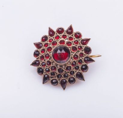 Broche rosace en or rose 14 carats (585 millièmes)...