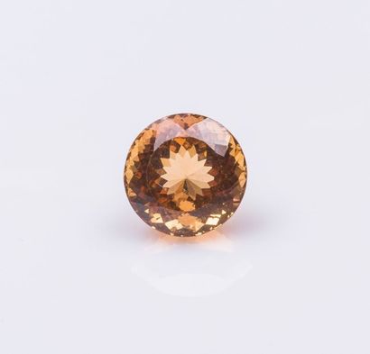 Une topaze orange ronde pesant 5,72 cara...