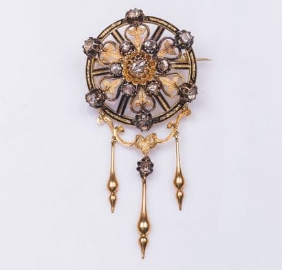 Broche médaillon ajouré en or jaune 18 carats...