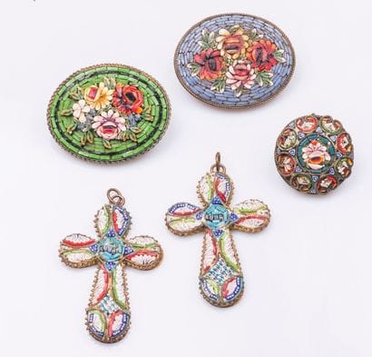 Lot de 3 broches et 2 pendentifs en métal...