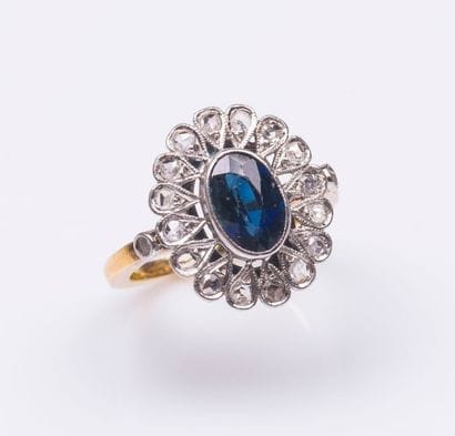 Bague fleur en or jaune et or gris 18 carats...
