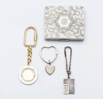 Lot de trois portes clefs dont deux en argent
L'un...