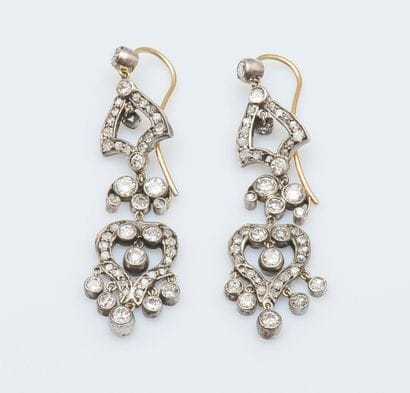 Paire de pendants d’oreilles en or jaune...