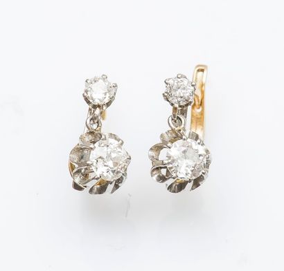 Paire de dormeuses en or jaune 18 carats...