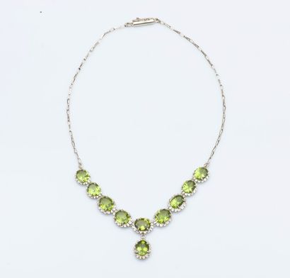 Collier en argent (925 millièmes) sertis...