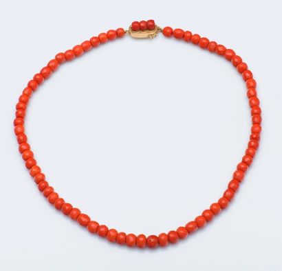 Collier choker composé de perles de corail...